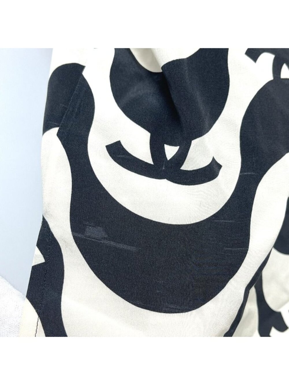 Chanel Short Sleeve T-Shirt CC Logo Wave Silk Black - Picture 5 of 9